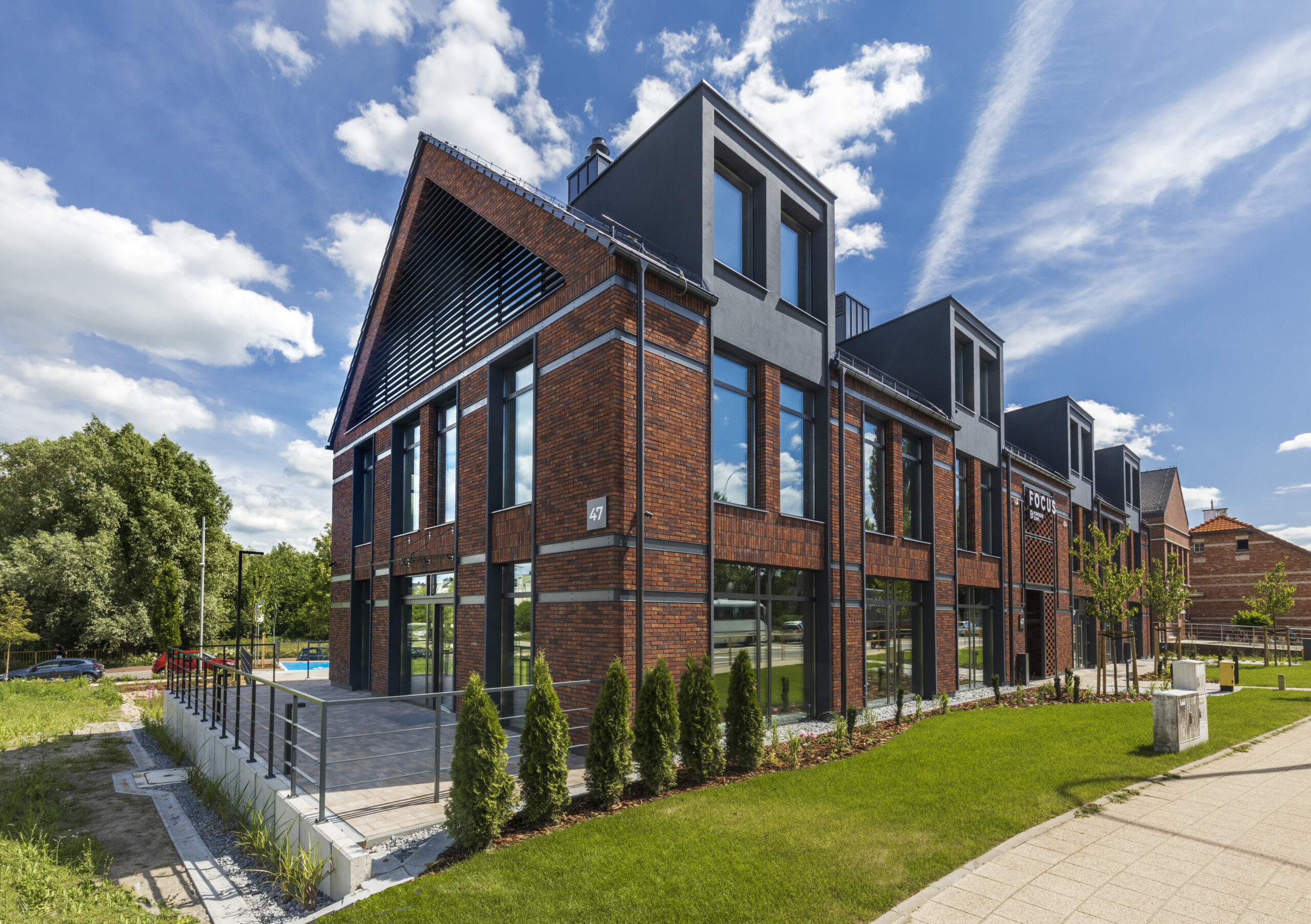 Widok elewacji i okien od szczytu budynku