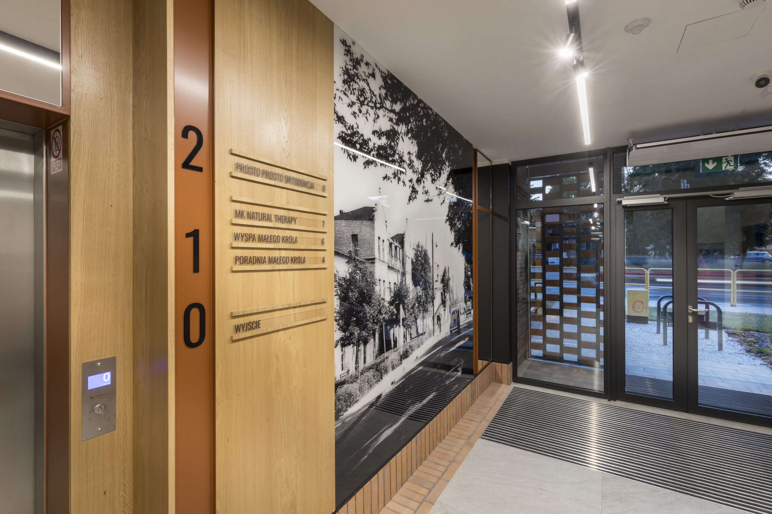 Wnętrze budynku i wejście od ulicy Grunwaldzkiej